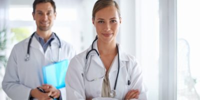 La importancia de un médico perito cualificado en su seguro